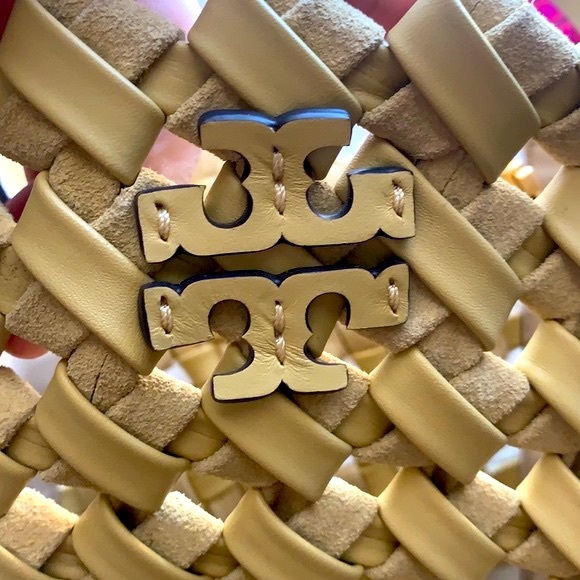 Tory Burch McGraw Woven Embossed Small Bucket Bag - Picture 6 of 7